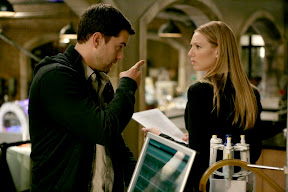 Peter (Joshua Jackson, L) must help Olivia (Anna Torv, R) save the life of a fellow FBI agent in the FRINGE episode 'In Which We Meet Mr. Jones' Peter (Joshua Jackson, L) must help Olivia (Anna Torv, R) save the life of a fellow FBI agent in the FRINGE episode 'In Which We Meet Mr. Jones'