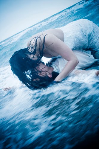 [trash-the-dress-4.jpg]