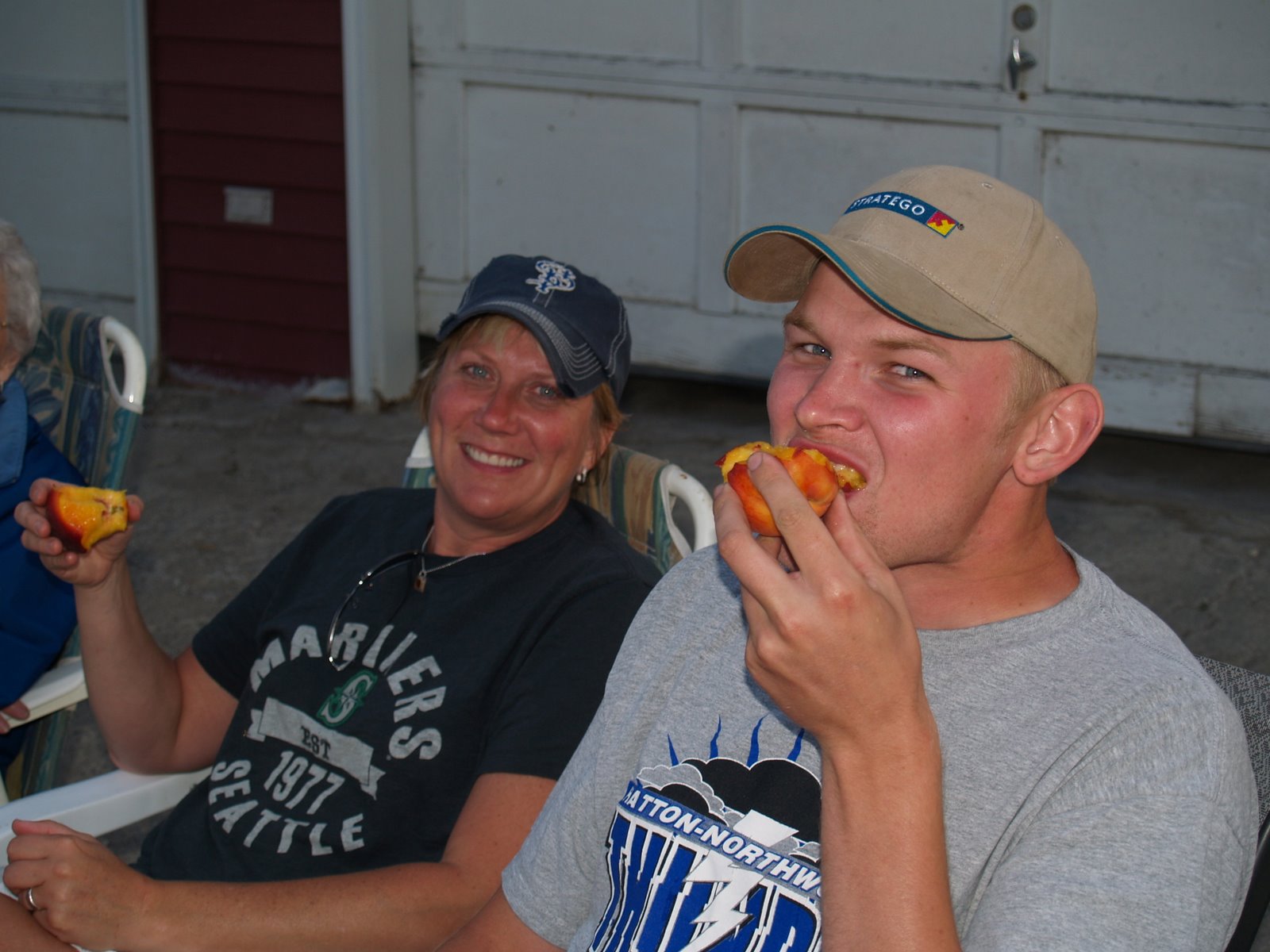 [eating+peaches.JPG]