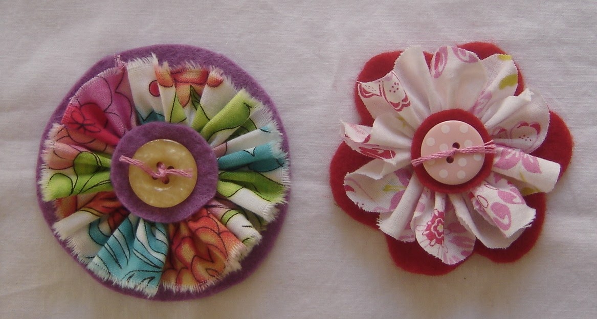 ilovestitches How to make a fabric flower/brooch Tutorial