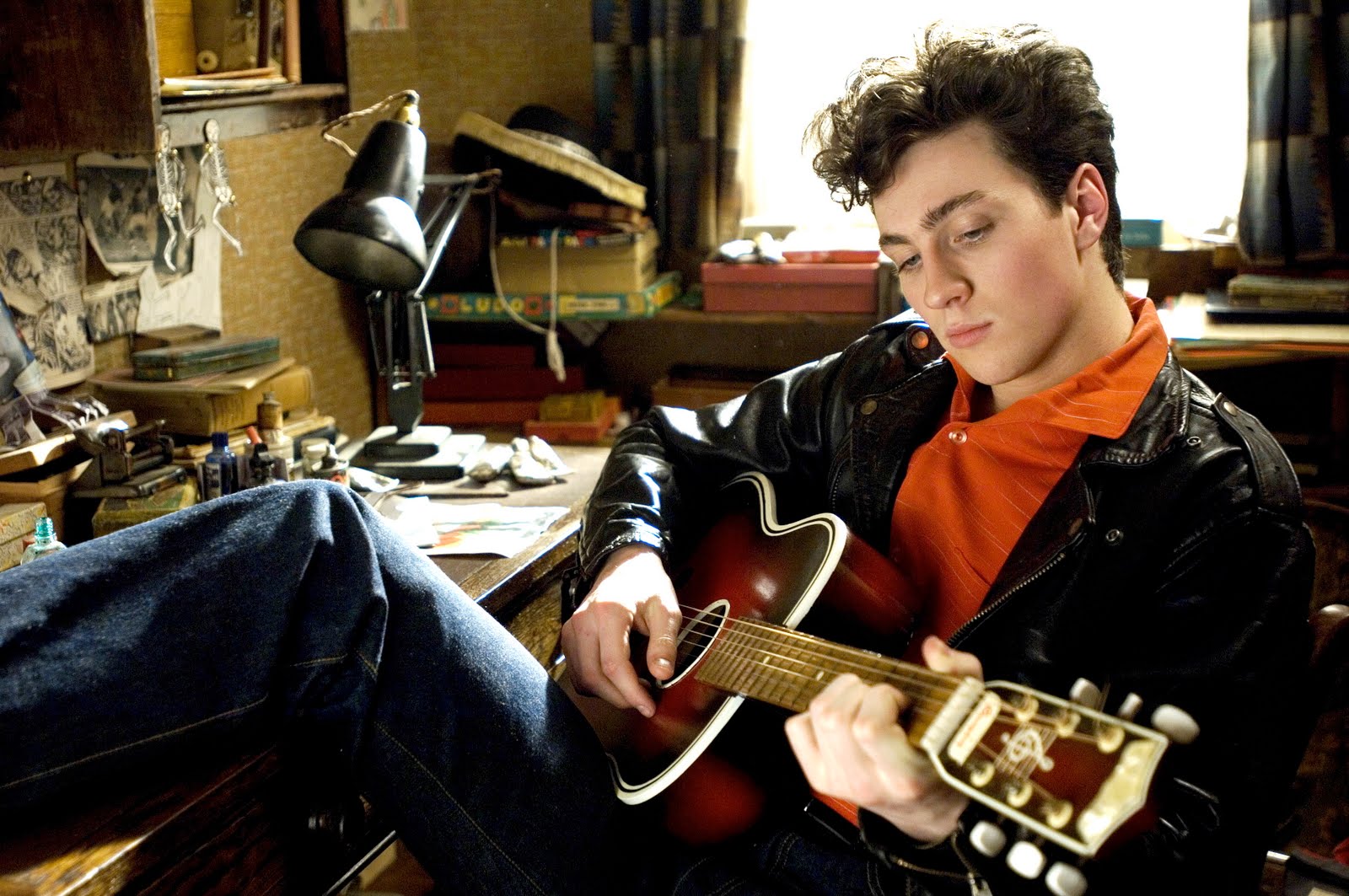 http://4.bp.blogspot.com/_YVd1MPulccw/TLDPTdsspQI/AAAAAAAABLw/oDorfXasDrY/s1600/wallpaper-aaron-johnson-in-nowhere-boy-138123.jpg