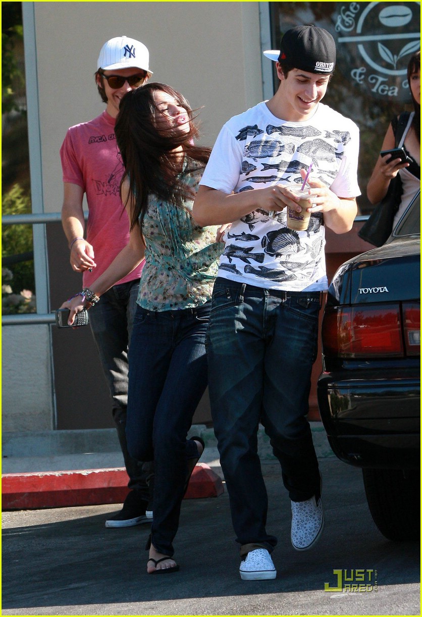 [selena-gomez-david-henrie-06.jpg]