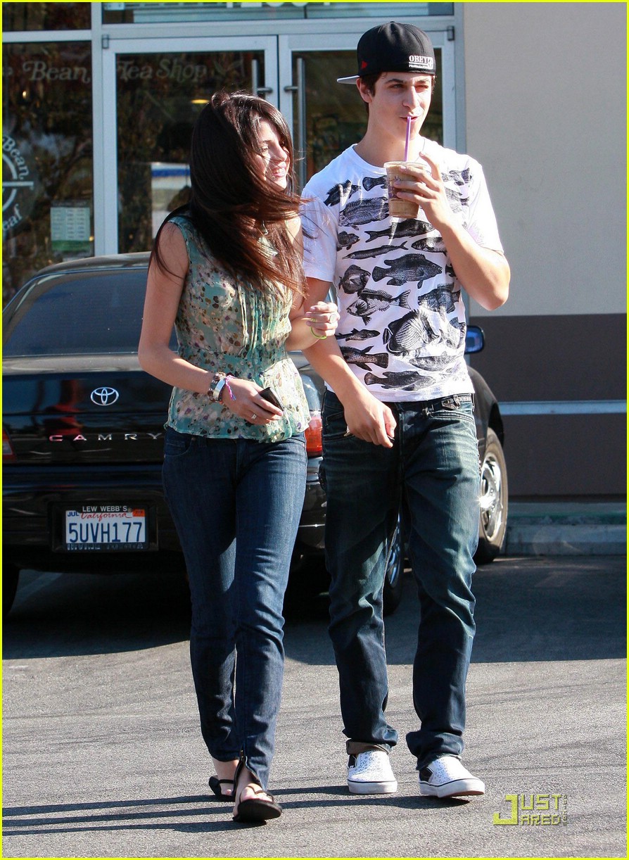 [selena-gomez-david-henrie-03.jpg]