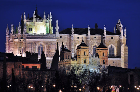 VISTA NOCTURNA DEL MONASTERIO DE SAN JUAN DE LOS REYES Y LA PUERTA DEL CAMBRON