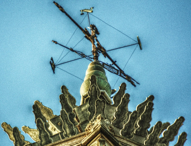 LAS TRES CORONAS DE LA TORRE DE LA CATEDRAL