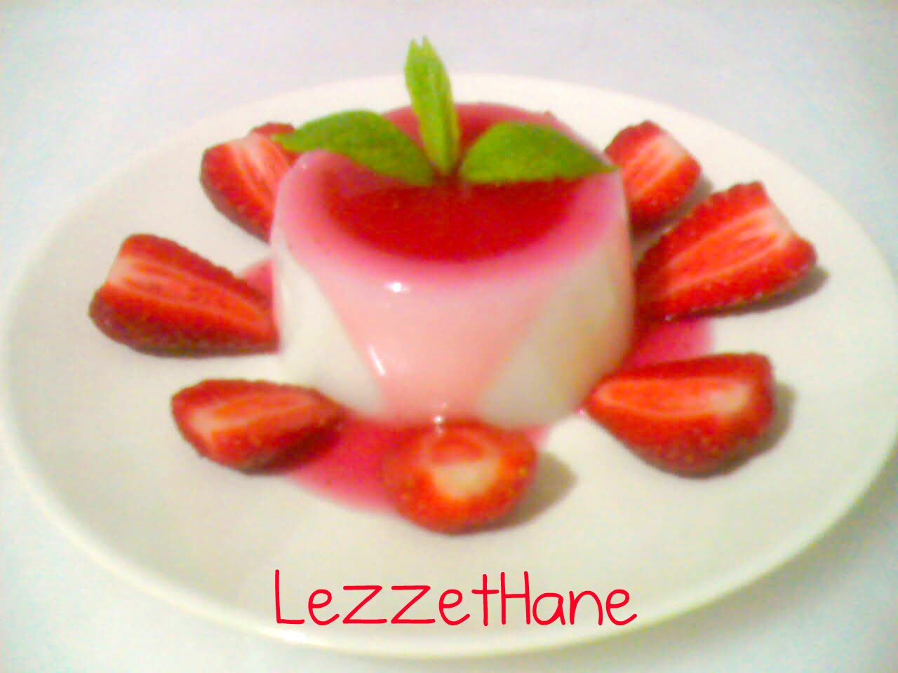 Çilek Soslu Vanilyalı Puding Çilek Soslu Vanilyalı Puding