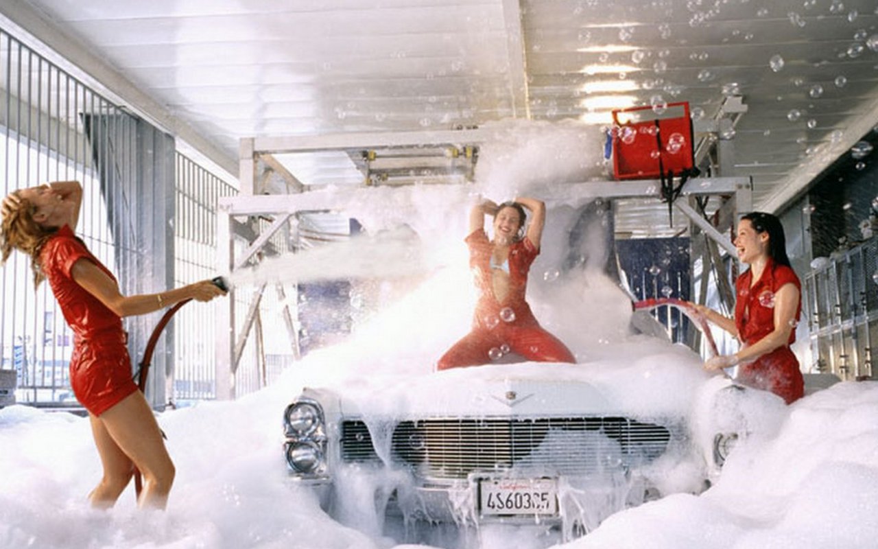 Голые женщины моющие машины 65 фото - секс фото 