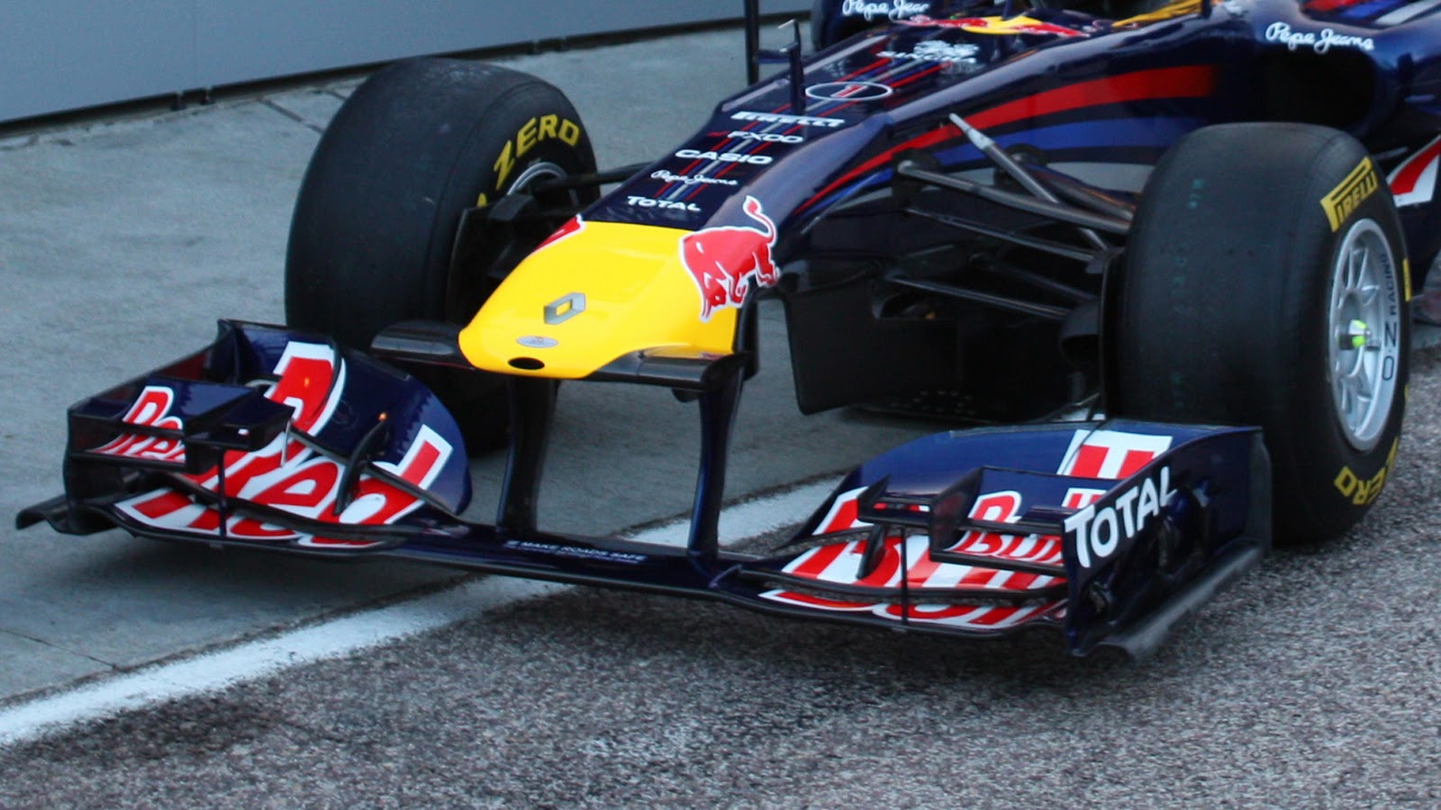 2011-Red-Bull-RB7-in-Photos.jpg