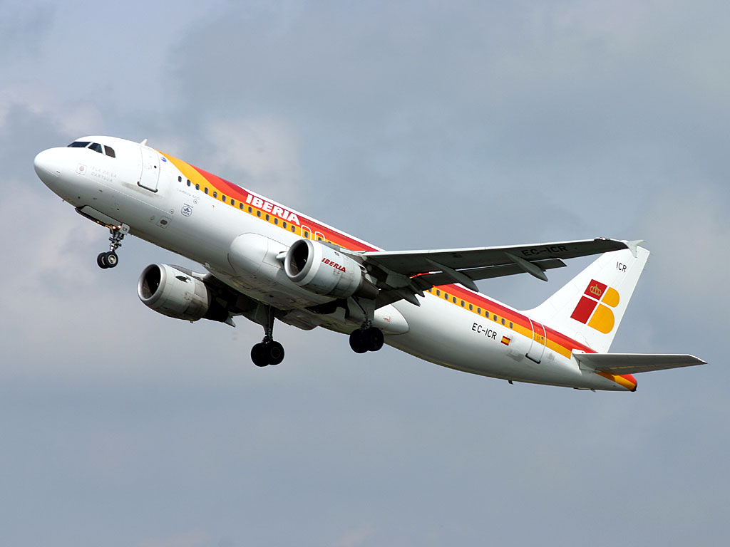[05-04-29_Iberia-A319_EC-ICR.jpg]