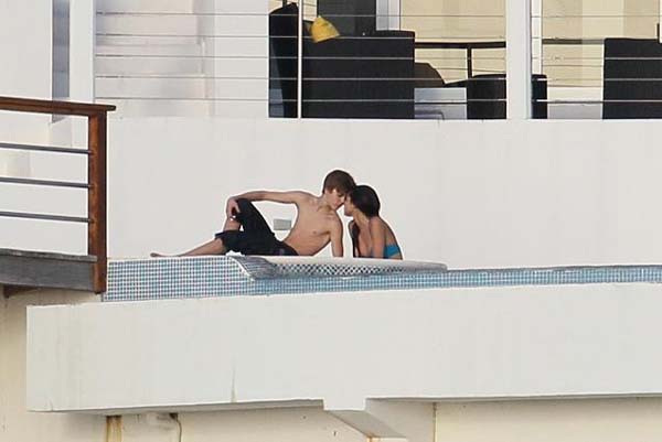 selena gomez and justin bieber kiss. Bieber and Gomez kiss photos