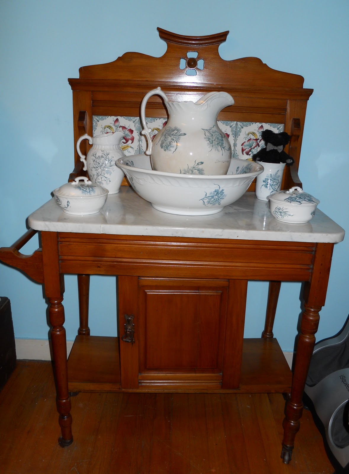Antiques for Today's Lifestyle: Antique Washstands