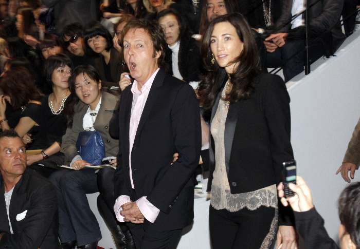 Paul Mc Cartney prestigia o desfile de sua filha Stella Mc Cartney em París.