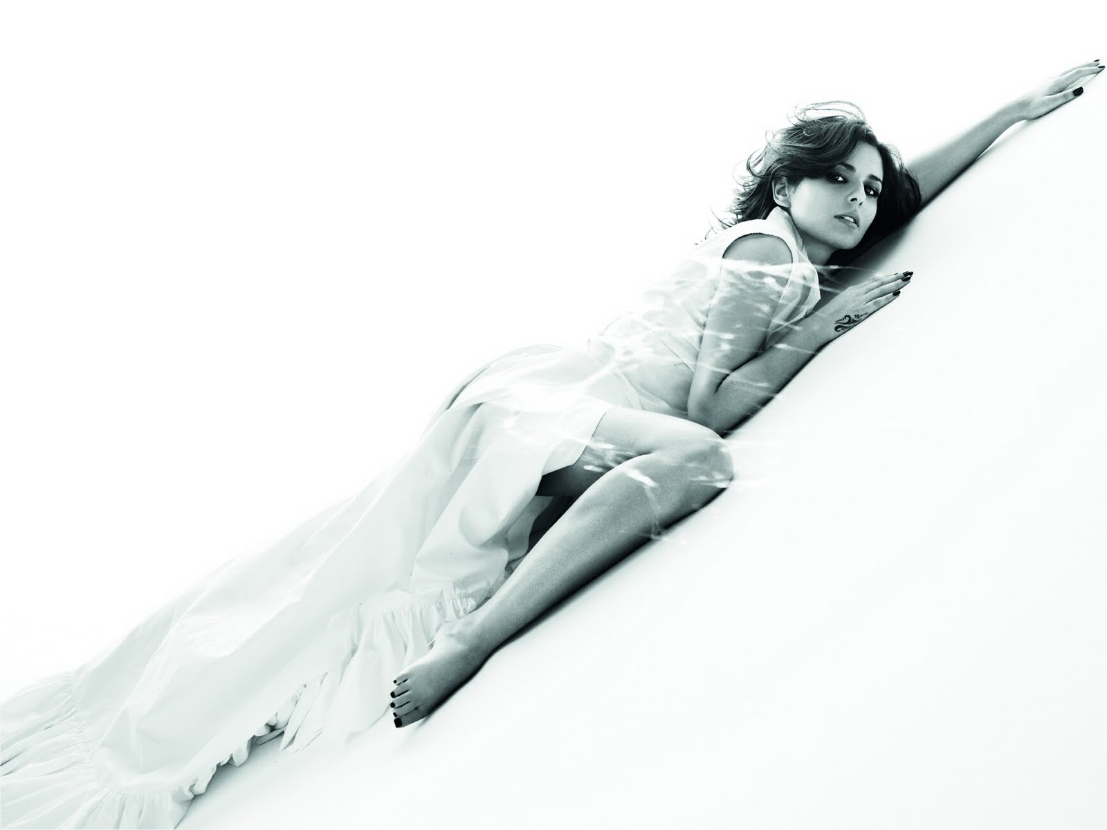 http://4.bp.blogspot.com/_YzoNgr0eLEo/S9-rh2WHVOI/AAAAAAAAFAU/y-u19MOuwU0/s1600/93083_cheryl_cole_bazaar_1_122_494lo.jpg