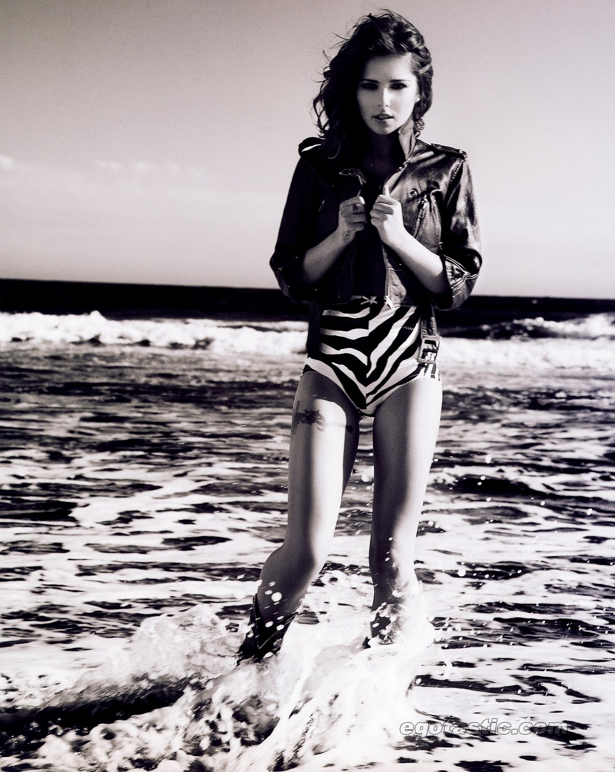 http://4.bp.blogspot.com/_YzoNgr0eLEo/TIHcSwvBvaI/AAAAAAAAF9Q/H5pscJghUzQ/s1600/cheryl-tweedy-calendar-2011-11.jpg