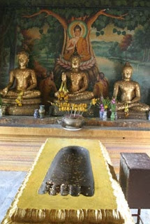 Wat Khaow Phra Baht Wat Khaow Phra Baht
