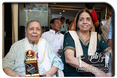 Shamshad Begum with her daughter Ushaji