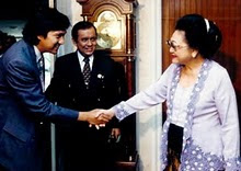 Ikang Fawzi bersama Ibu Negara Tien Soeharto