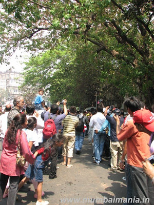 people going crazy at Mumbai car rally