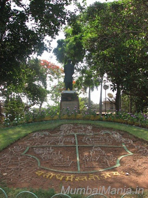 statue of Pherozeshah Mehta and shield at hanging garden