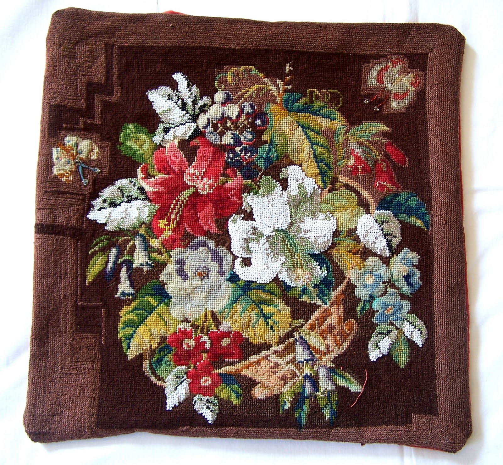 THE ANTIQUE LINEN CUPBOARD Hand stitched cushions & quilts