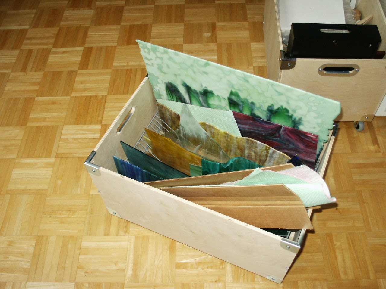 [glass+rack+in+rolling+box.JPG]