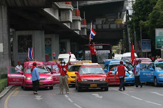 Bangkok traffic paralyzed as red Shirts occupy Victory Monument