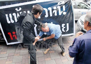 Methee Amornwuthikul punches Pheu Thai Party director