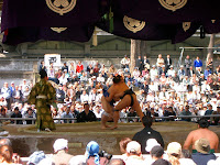 Grasping sumo wrestlers at 靖国神社 (Yasukuni shrine)
