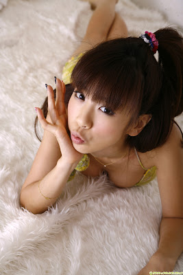 Aki Hoshino furtive look