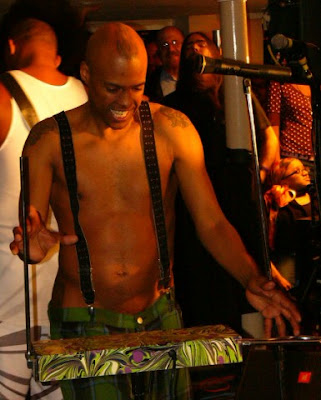 http://4.bp.blogspot.com/_ZMdFwon2pfg/Rj0Pfyc1ADI/AAAAAAAABl0/PT7D9dA-tQU/s400/Angelo+playing+the+Theremin.jpg