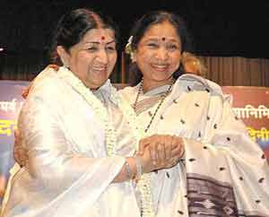 Lata Mangeshkar received an award from Asha Bhosle Lata Mangeshkar received an award from Asha Bhosle