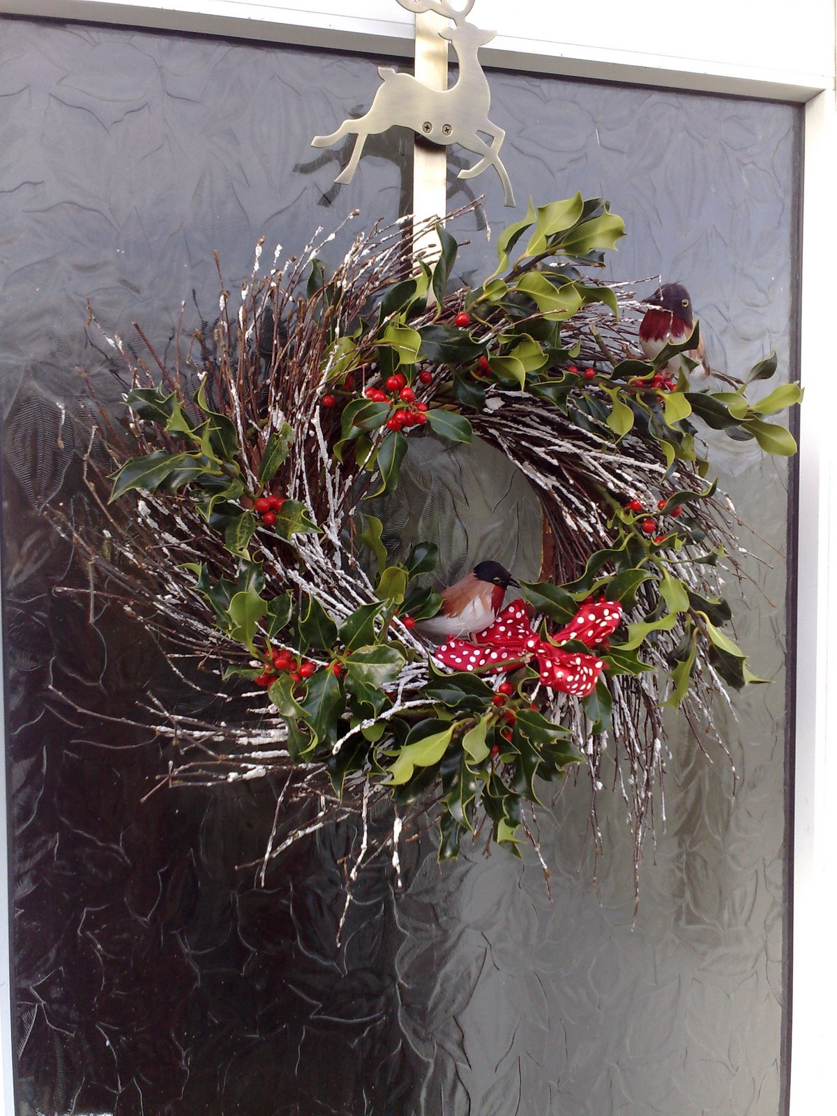 [xmas+wreath+with+holly+and+robins.jpg]