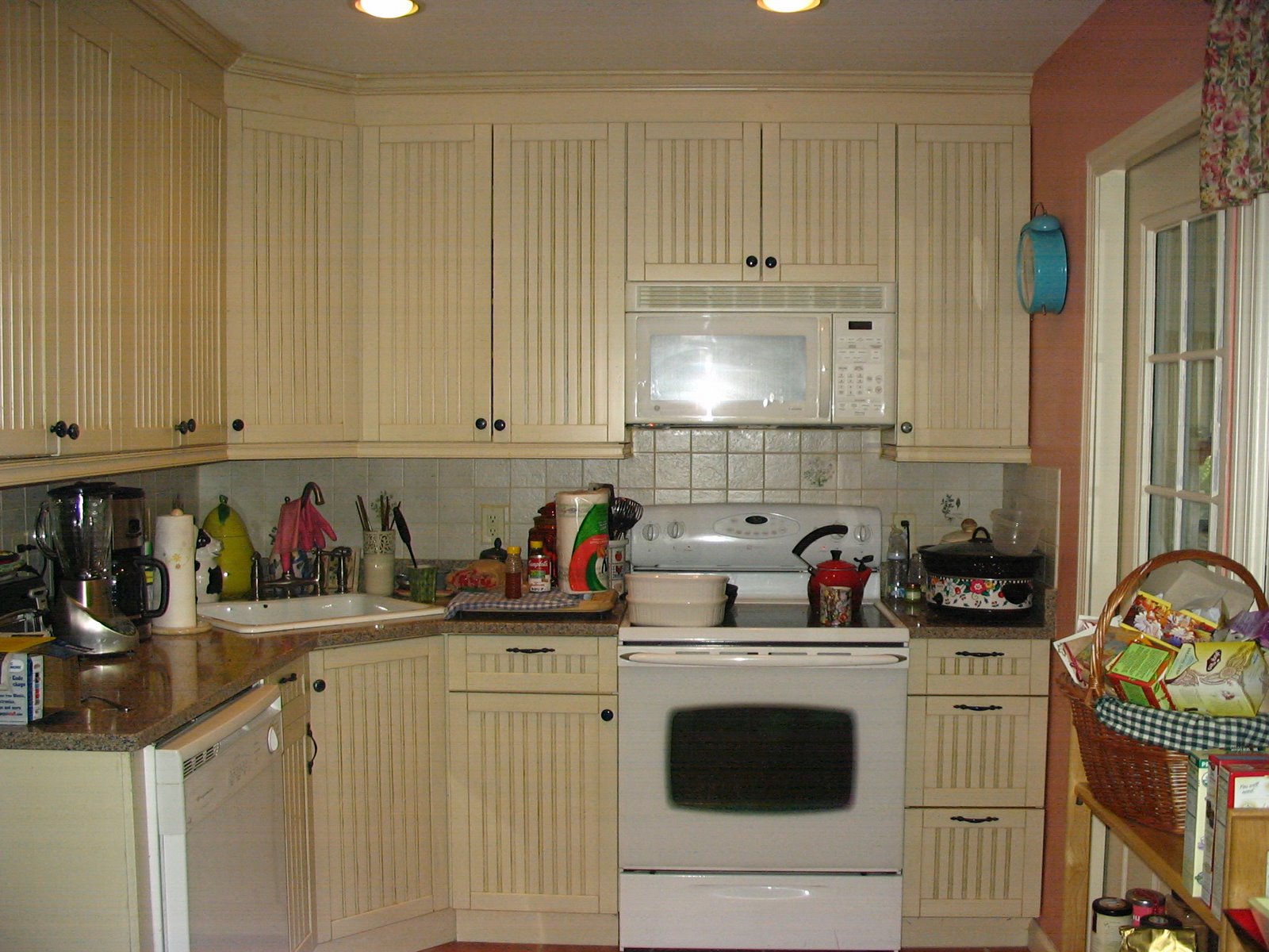 [kitchen+and+deck+before+001.jpg]