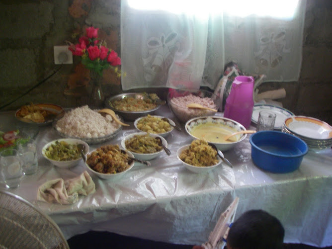 Un repas traditionnel est servi