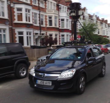 Un o geir Google StreeView llun o car googel efo camera ar y to