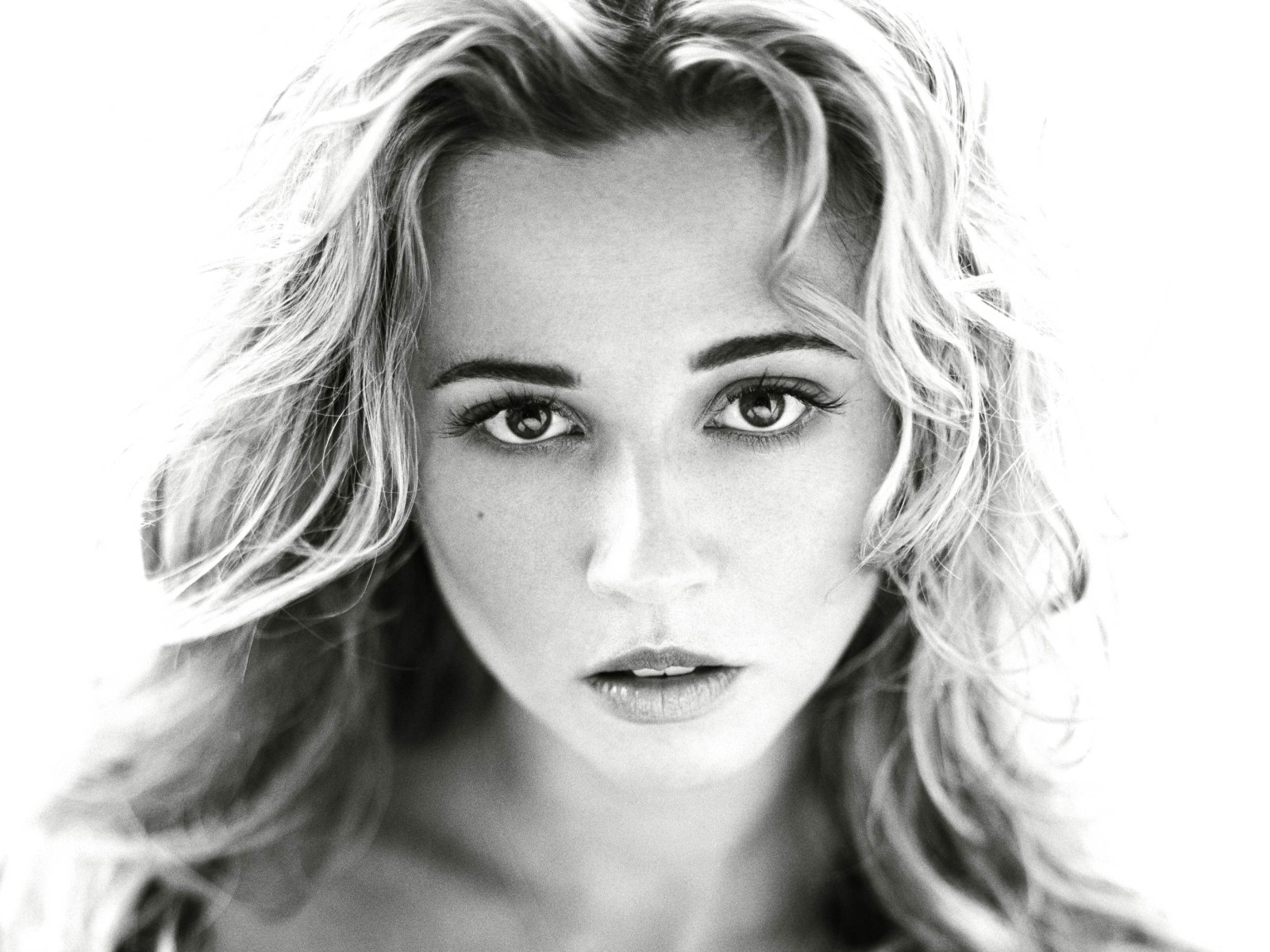 CAVEMEN GO: Linda Cardellini