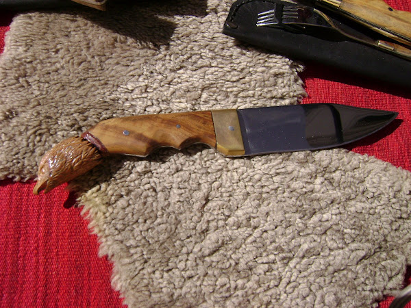cuchillo cabo de olivo tallado