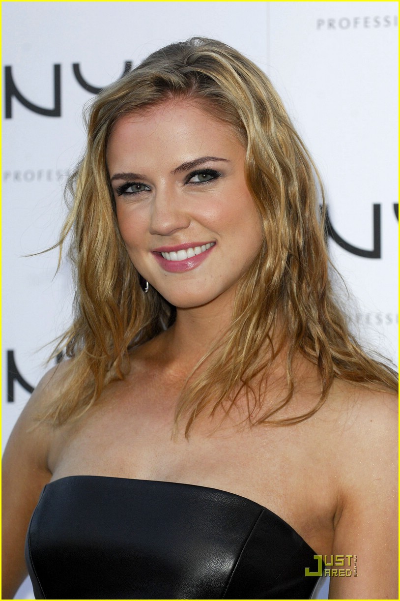 Sara Canning Pics