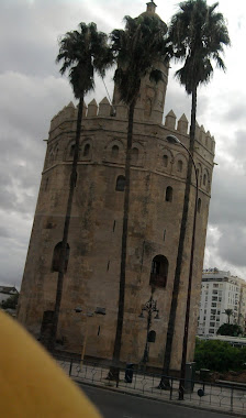 a torre celebre de seviilha junto do rio