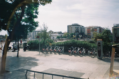um estacionamento de bicicletas, que em sevilha tem um corredor proprio junto ao paseio