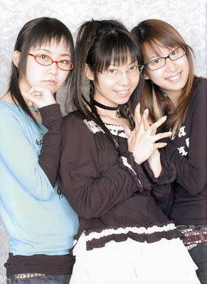 Kadowaki Mai, Itsuki Yui, and Koshimizu Ami (l-r) Kadowaki Mai, Itsuki Yui, and Koshimizu Ami (l-r)
