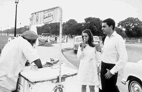 Very Rare Picture of Rajiv Gandhi & Sonia Gandhi