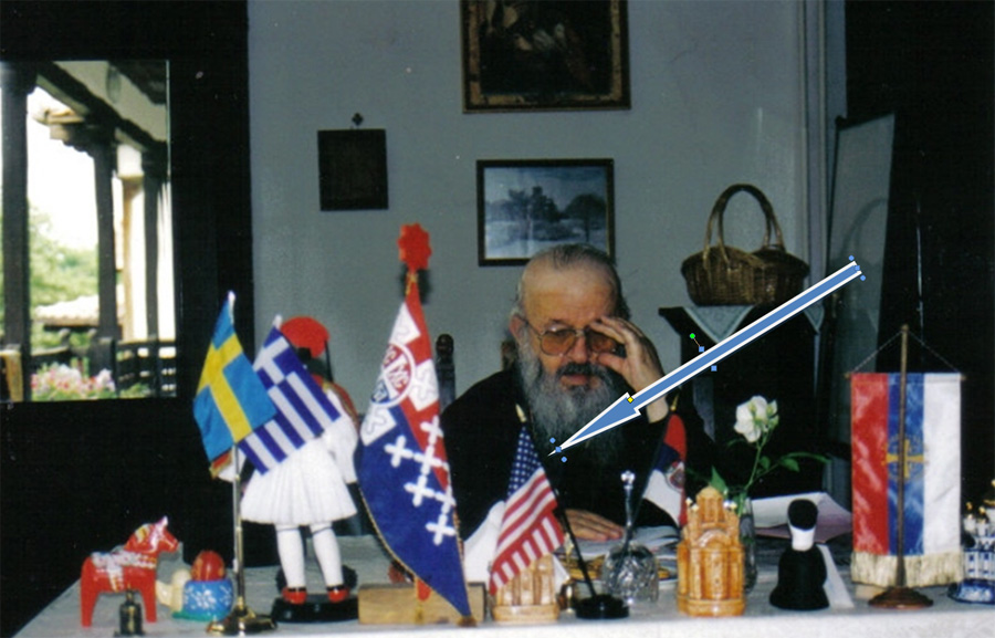 [Слика: za-radnim-stolom.jpg]