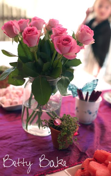 [COPYRIGHT+www.bettybakeblog.blogspot.com,+6th+birthday+party,+tablesettings,+pink+roses.jpg]