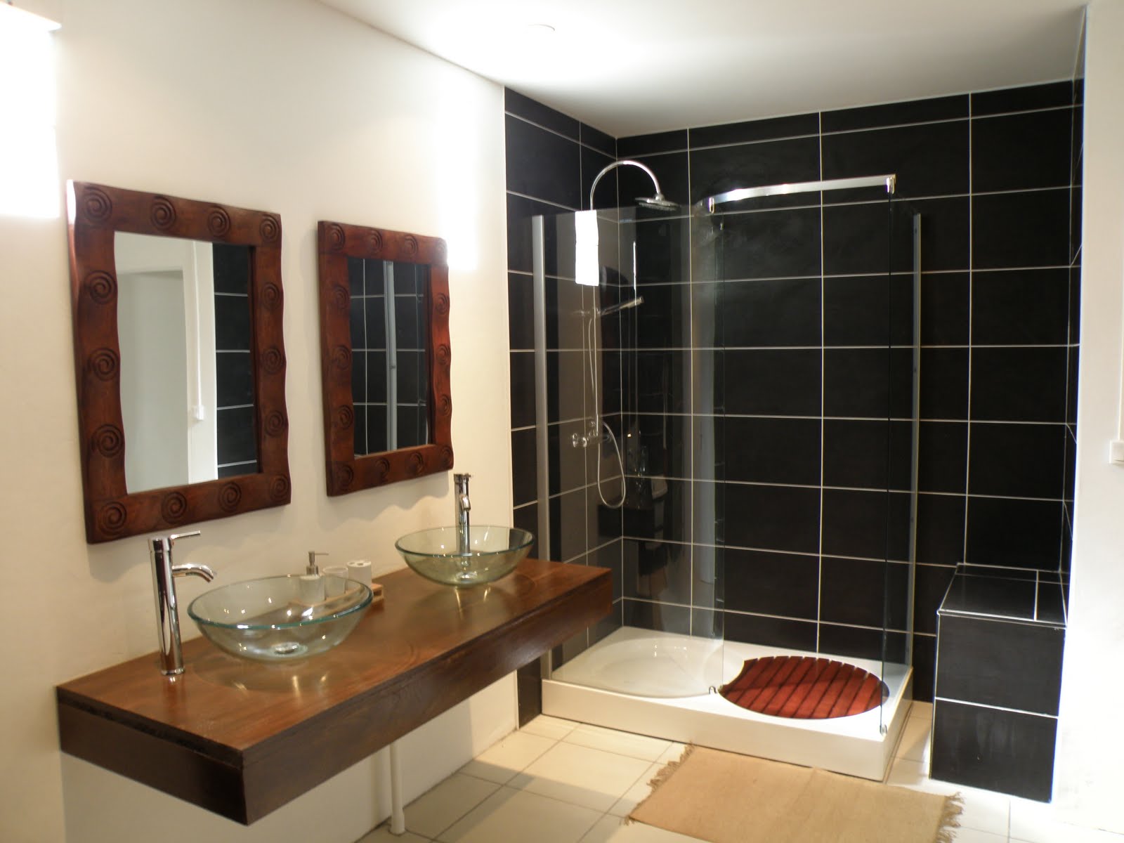 Photo salle de bain marron et blanc: salle de bain contemporaine ...