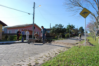 Foto de Antônio Rozeng sobre a colocação de uma lombada/quebra-molas na rua