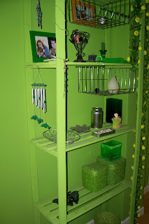 estanteria decorada con pintura