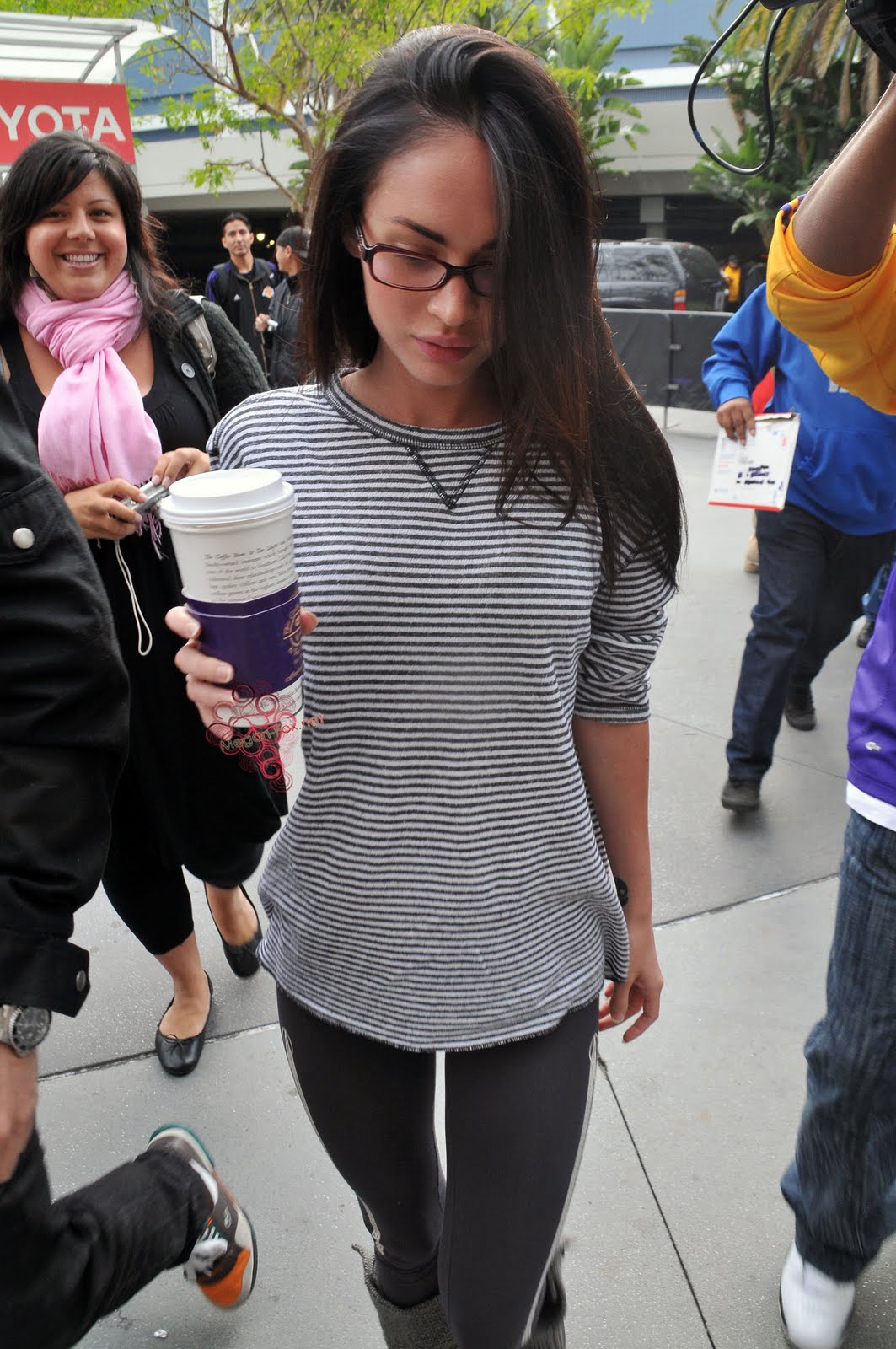 http://4.bp.blogspot.com/_Zzi3uLDRMnc/TAcE09F7YLI/AAAAAAAAD74/E5uIufzoNtA/s1600/MEGAN_FOX_051710_(10).jpg