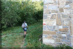 Marcas del GR 11 en el muro de Muskilda