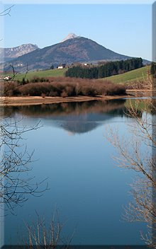 Murugain y Anboto desde el Embalse de Urkulu